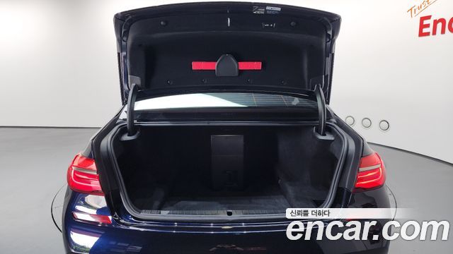 BMW 7-Series 2018 — photo 18