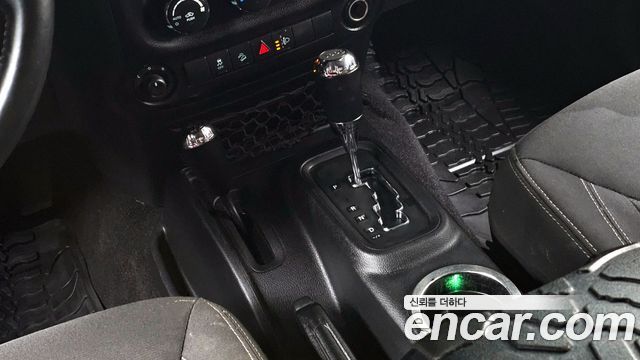 Jeep Wrangler 2016 — photo 12