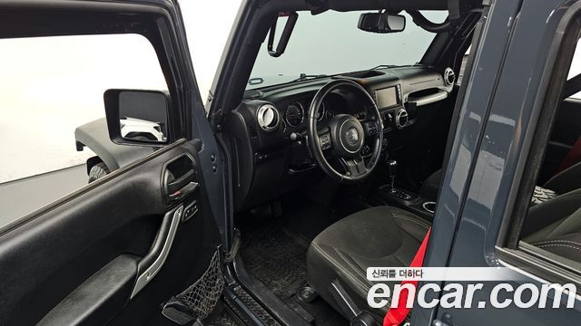 Jeep Wrangler 2016 — photo 17