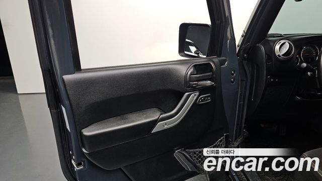 Jeep Wrangler 2016 — photo 14