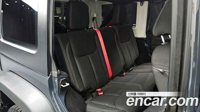 Jeep Wrangler 2016 — photo 16