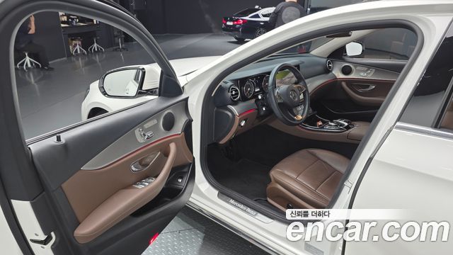 Mercedes-Benz E-Class 2018 — photo 13