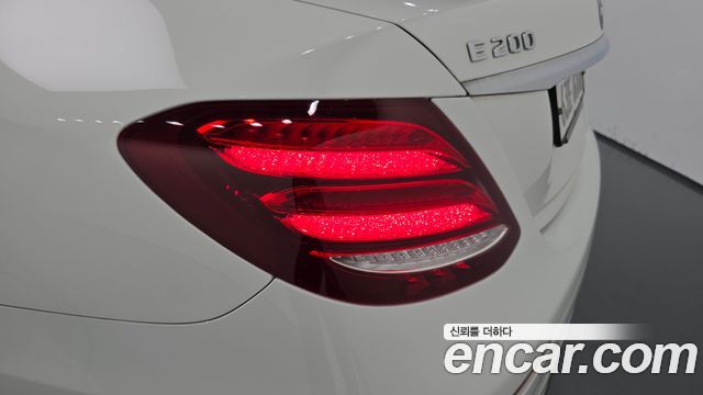 Mercedes-Benz E-Class 2018 — photo 9