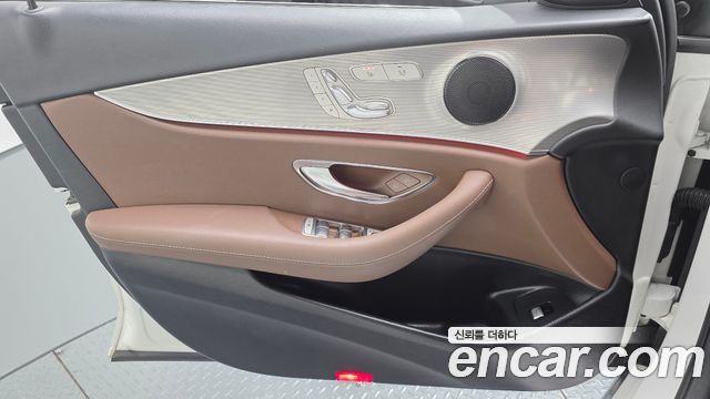 Mercedes-Benz E-Class 2018 — photo 14