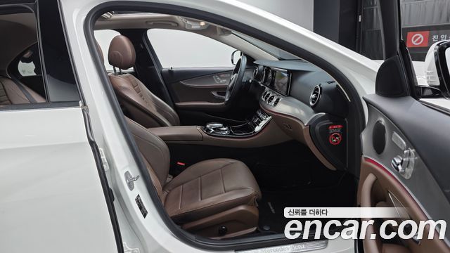 Mercedes-Benz E-Class 2018 — photo 16