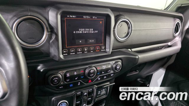 Jeep Wrangler 2022 — photo 21