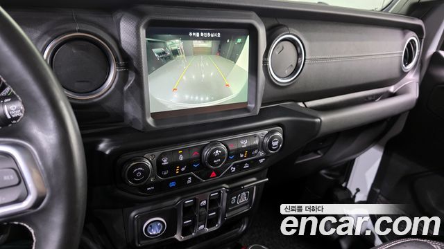 Jeep Wrangler 2022 — photo 24