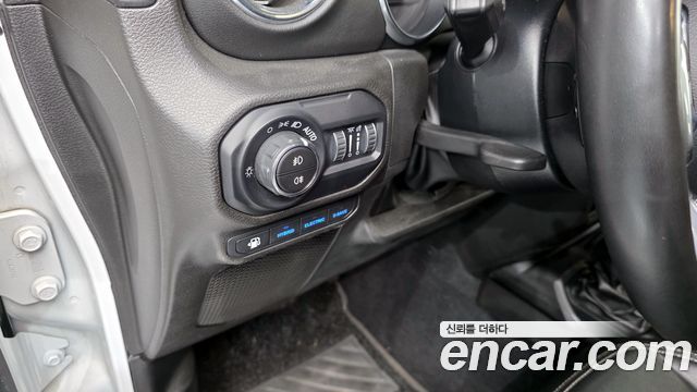 Jeep Wrangler 2022 — photo 25