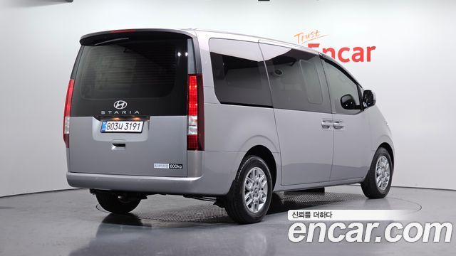 Hyundai Staria 2025 — photo 2