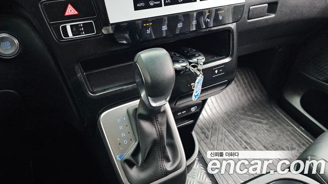 Hyundai Staria 2025 — photo 9