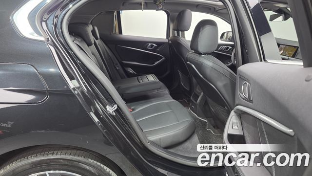 BMW 1-Series 2022 — photo 17