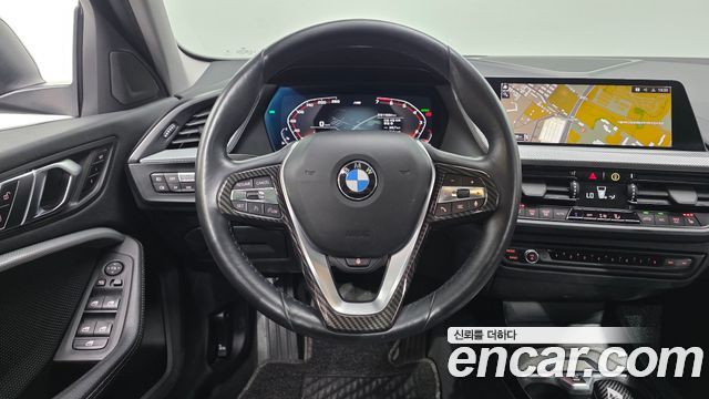 BMW 1-Series 2022 — photo 20