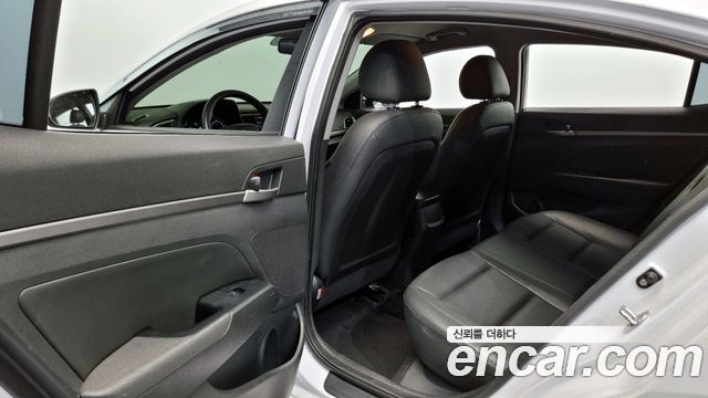 Hyundai AVANTE 2018 — photo 17