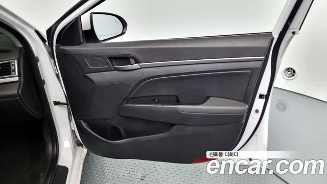 Hyundai AVANTE 2018 — photo 24