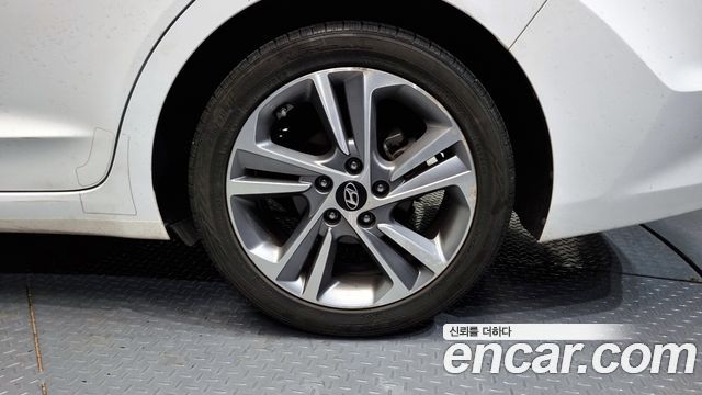 Hyundai AVANTE 2018 — photo 7