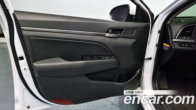 Hyundai AVANTE 2018 — photo 14