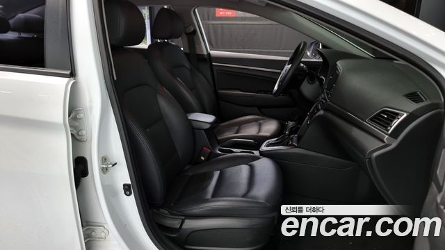 Hyundai AVANTE 2018 — photo 16