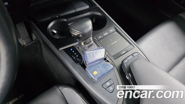Lexus UX 2019 — photo 12
