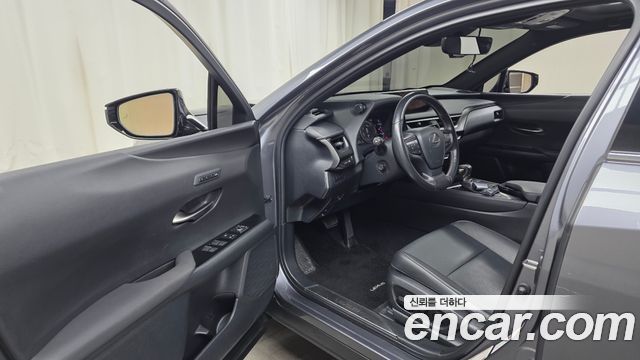 Lexus UX 2019 — photo 13