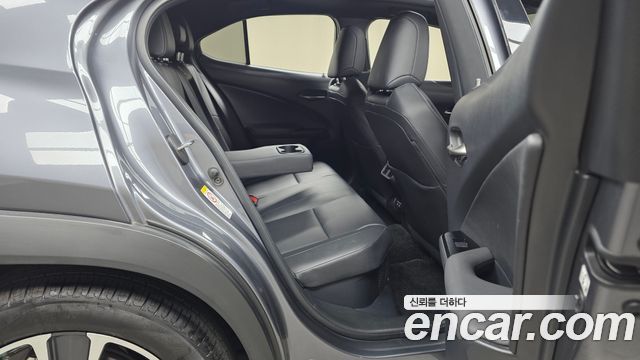 Lexus UX 2019 — photo 17