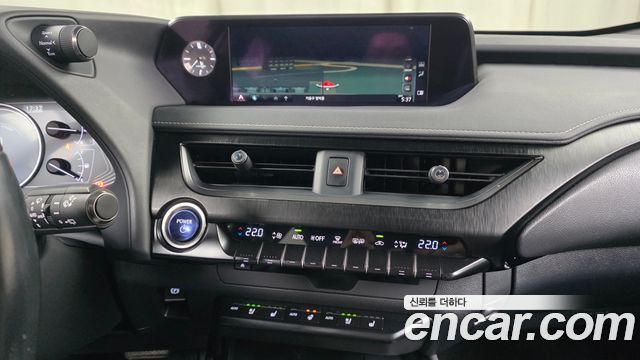 Lexus UX 2019 — photo 19