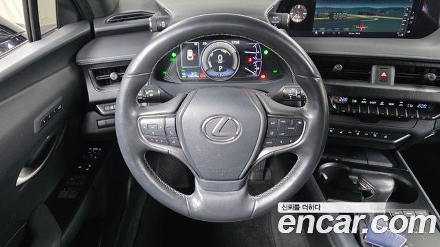 Lexus UX 2019 — photo 20
