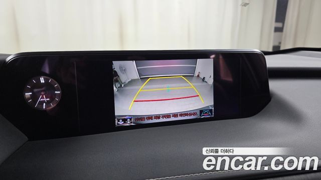 Lexus UX 2019 — photo 21