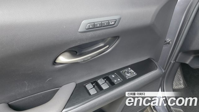 Lexus UX 2019 — photo 25