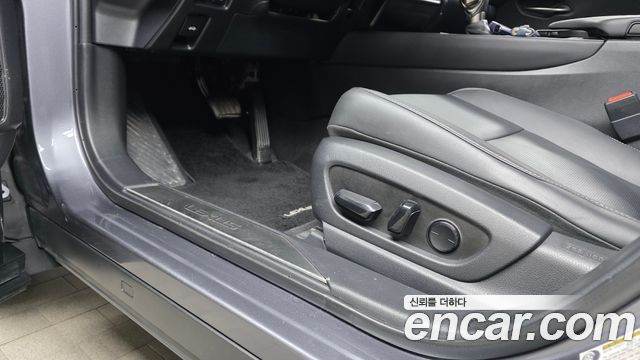 Lexus UX 2019 — photo 26