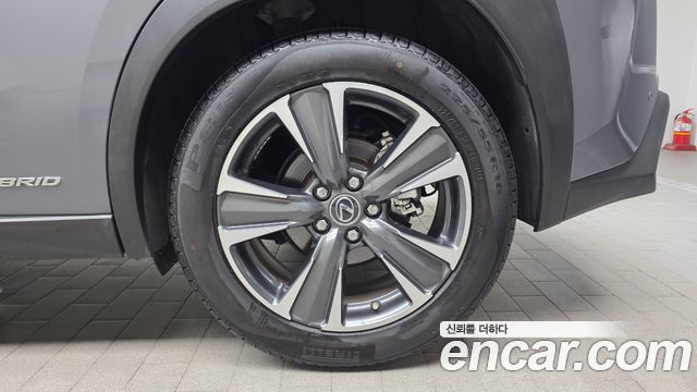 Lexus UX 2019 — photo 7