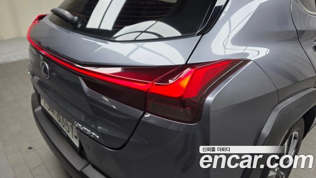 Lexus UX 2019 — photo 9