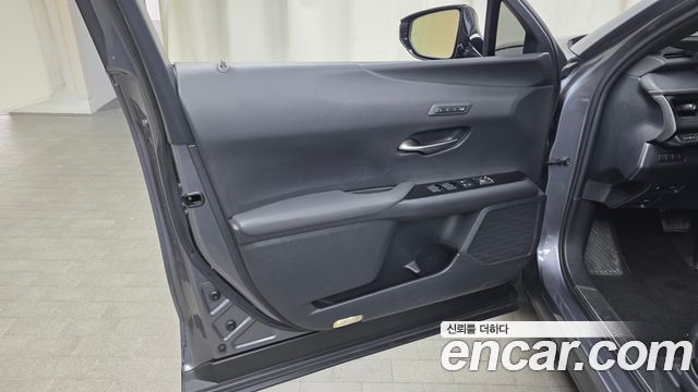 Lexus UX 2019 — photo 14