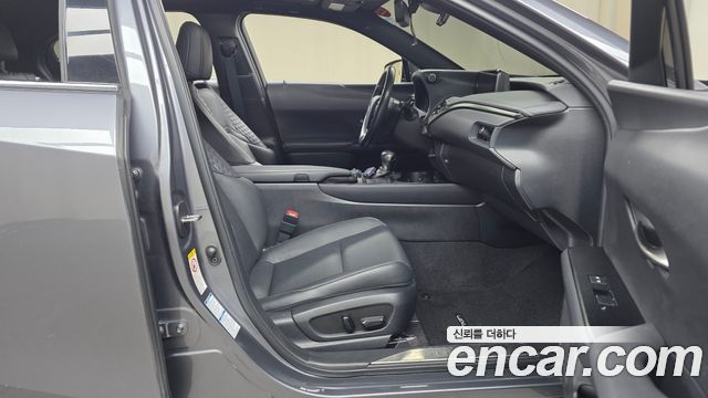Lexus UX 2019 — photo 16