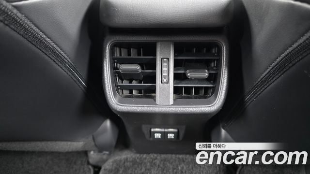 Lexus UX 2019 — photo 30