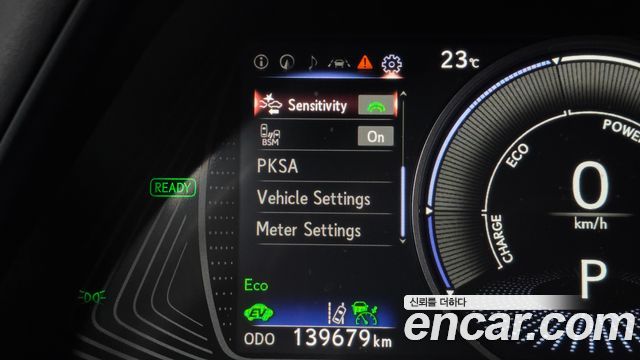 Lexus UX 2019 — photo 31