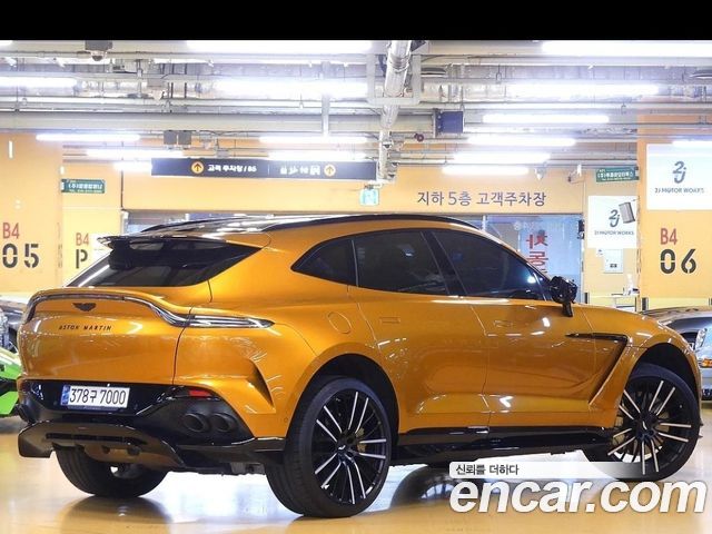 Aston Martin DBX 2023 — photo 2