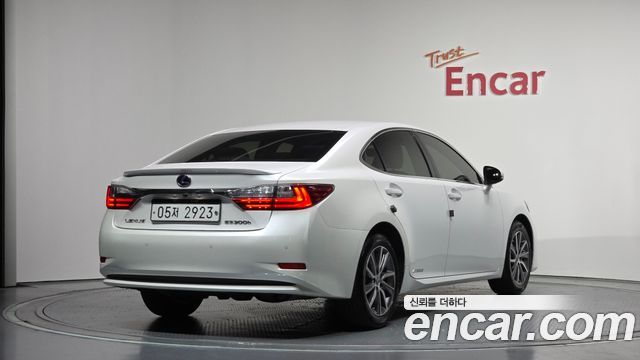 Lexus ES 2018 — photo 2