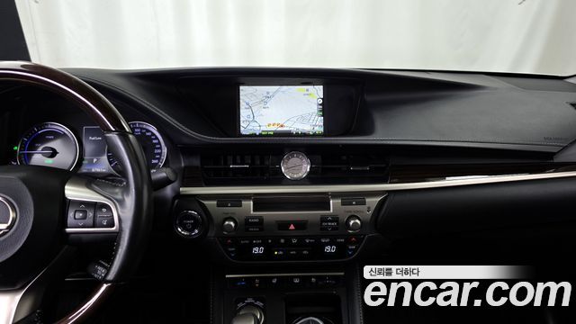 Lexus ES 2018 — photo 11