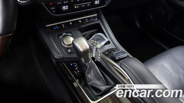 Lexus ES 2018 — photo 12