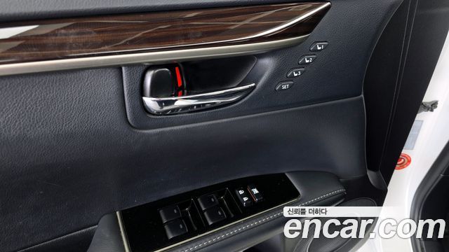 Lexus ES 2018 — photo 19