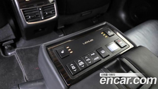 Lexus ES 2018 — photo 25