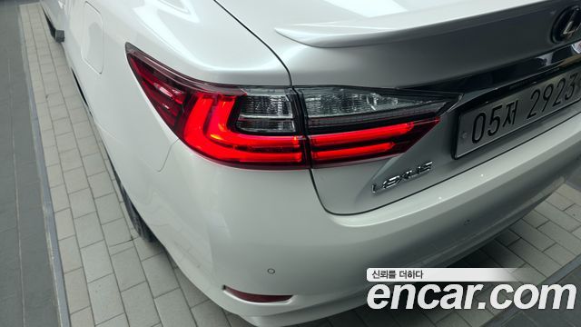 Lexus ES 2018 — photo 7