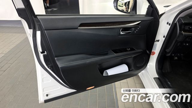 Lexus ES 2018 — photo 14