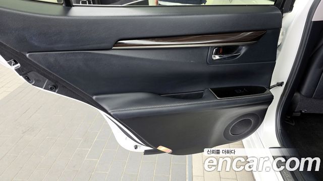 Lexus ES 2018 — photo 15