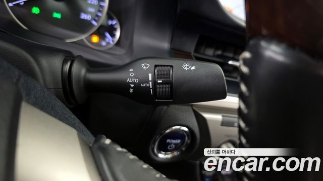 Lexus ES 2018 — photo 28