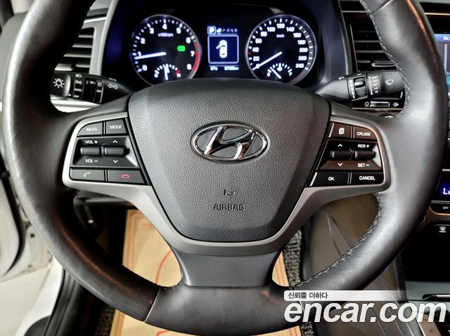 Hyundai AVANTE 2017 — photo 11