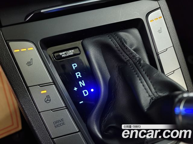 Hyundai AVANTE 2017 — photo 17