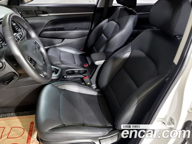 Hyundai AVANTE 2017 — photo 18