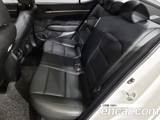 Hyundai AVANTE 2017 — photo 19