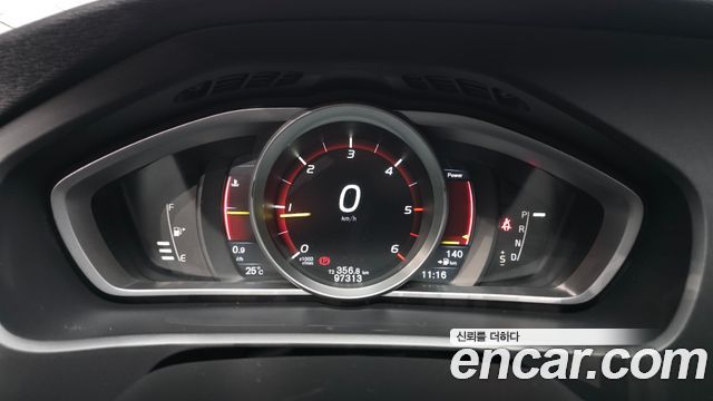 Volvo V40 2016 — photo 11